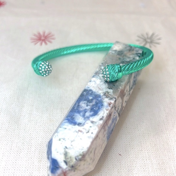 Green Crystal Twisted Cable Bangle Cuff Bracelet - Picture 3 of 9